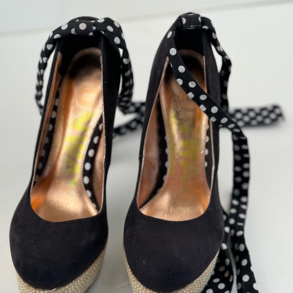 Shoes - Picture 3 of 4